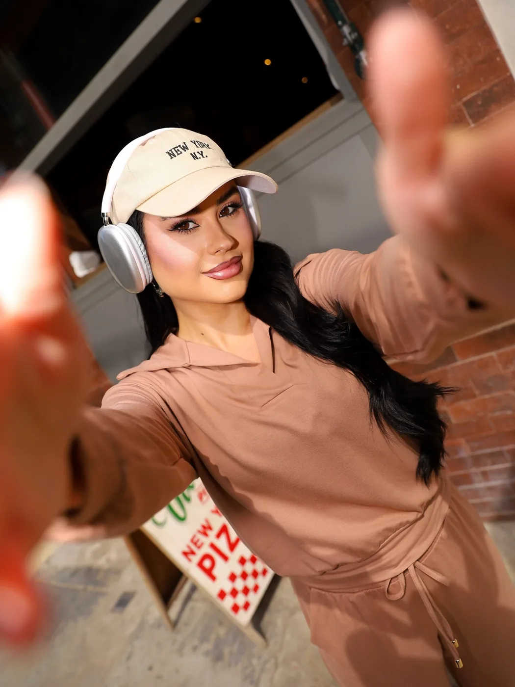 Raiany em look casual com boné