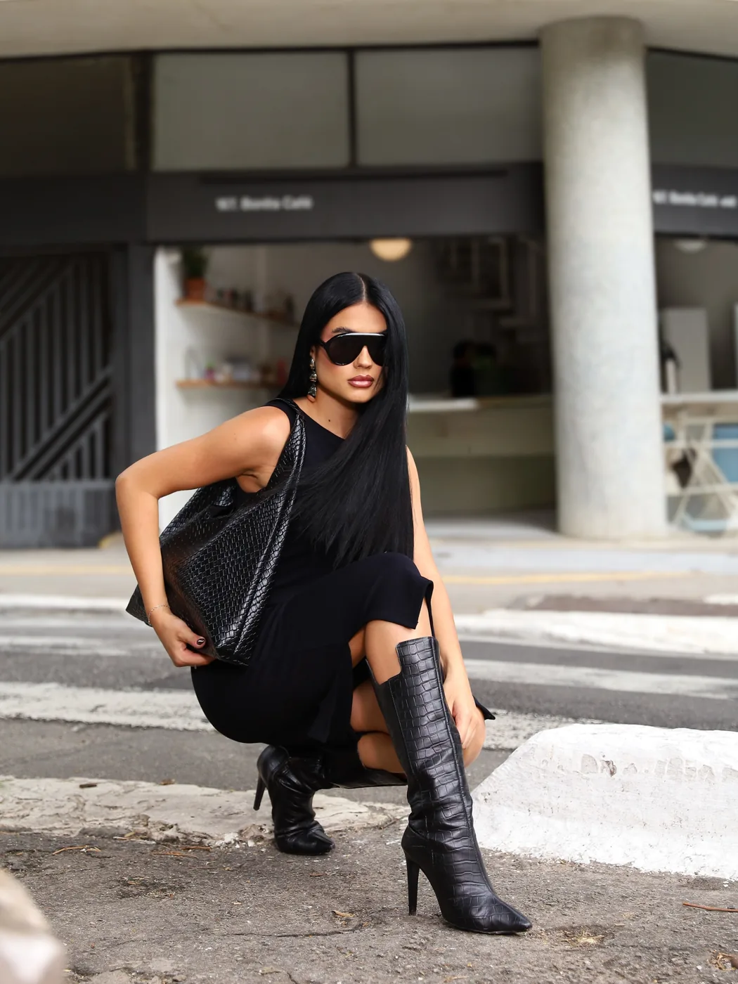 Raiany em look urbano com botas