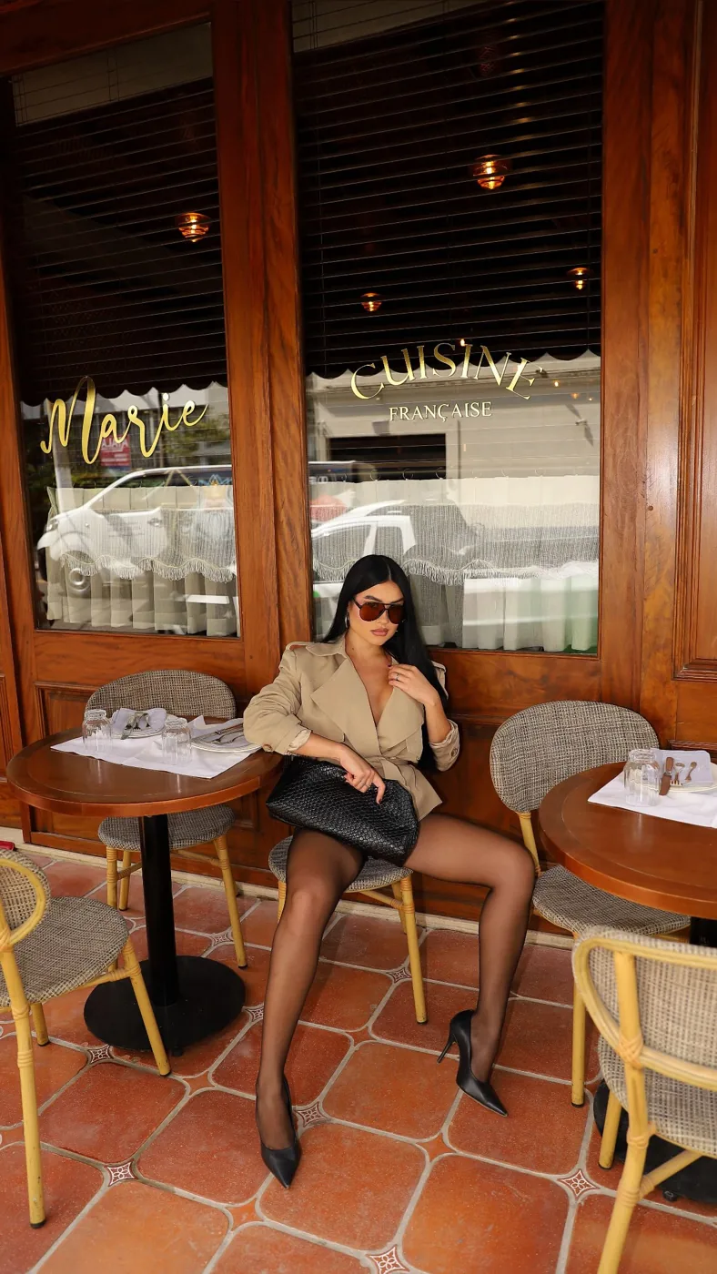 Raiany em produção lifestyle em um café