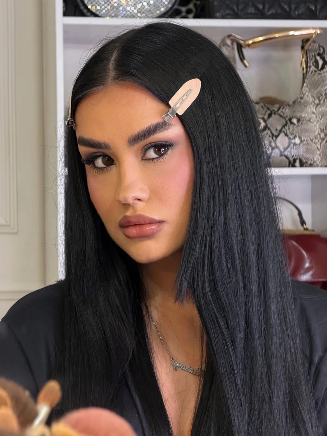 Raiany Lopes nos bastidores da maquiagem com presilhas no cabelo