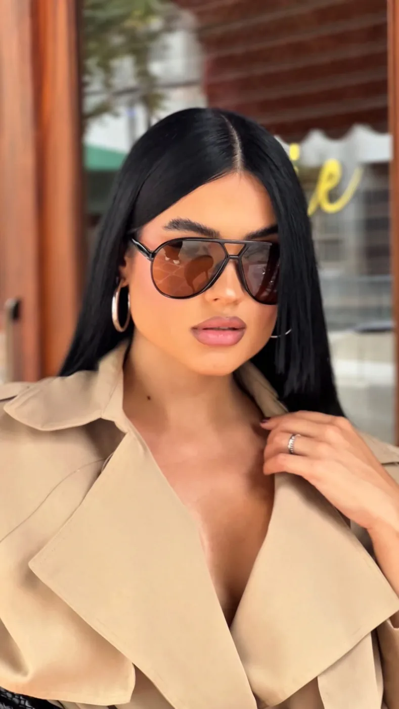 Raiany em close usando trench coat